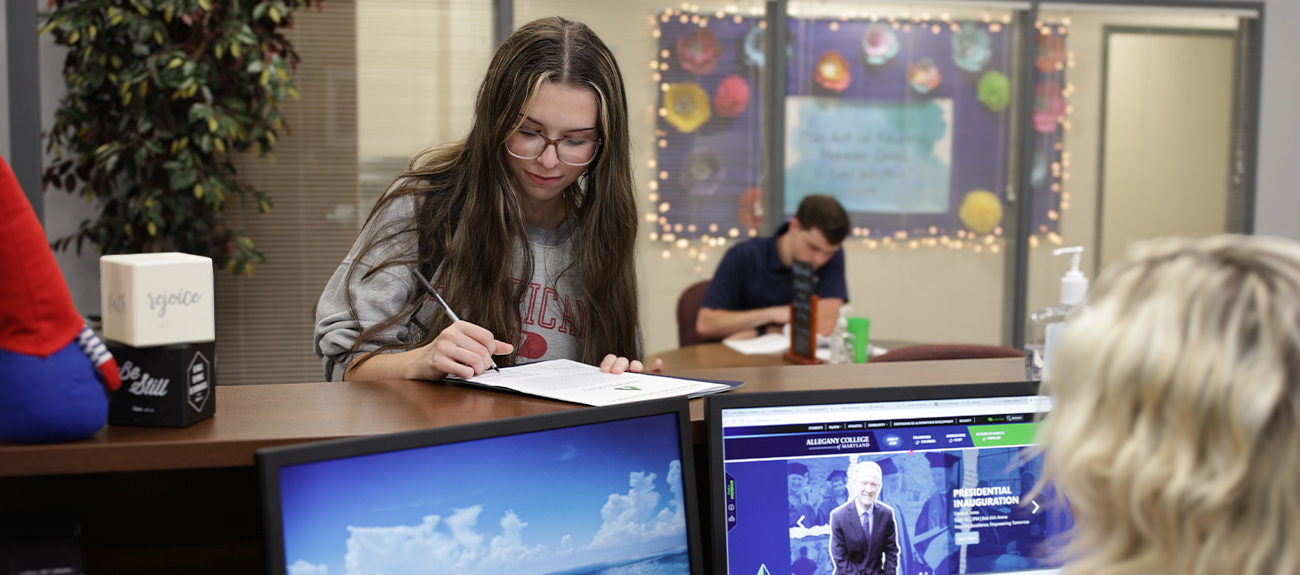 FAFSA Student signing paperwork