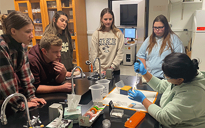 ACM students learn how to prep their phages for UMBC's TEM